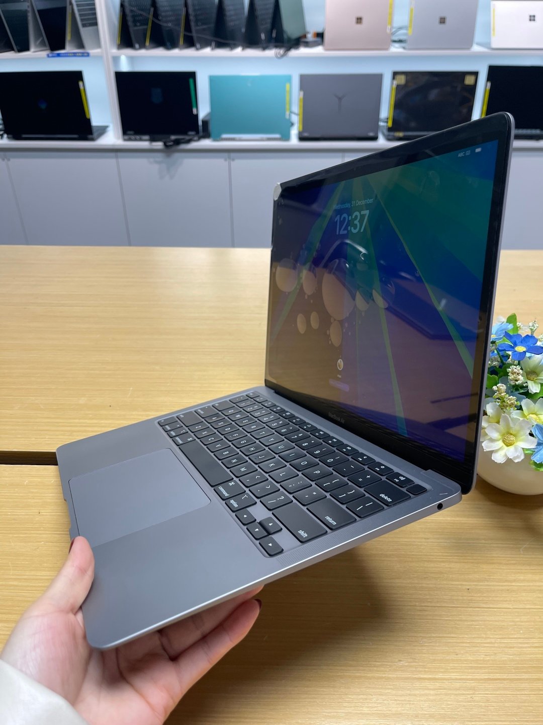 MacBook Air 2020 13inch i5 16gb ram SSD 256gb