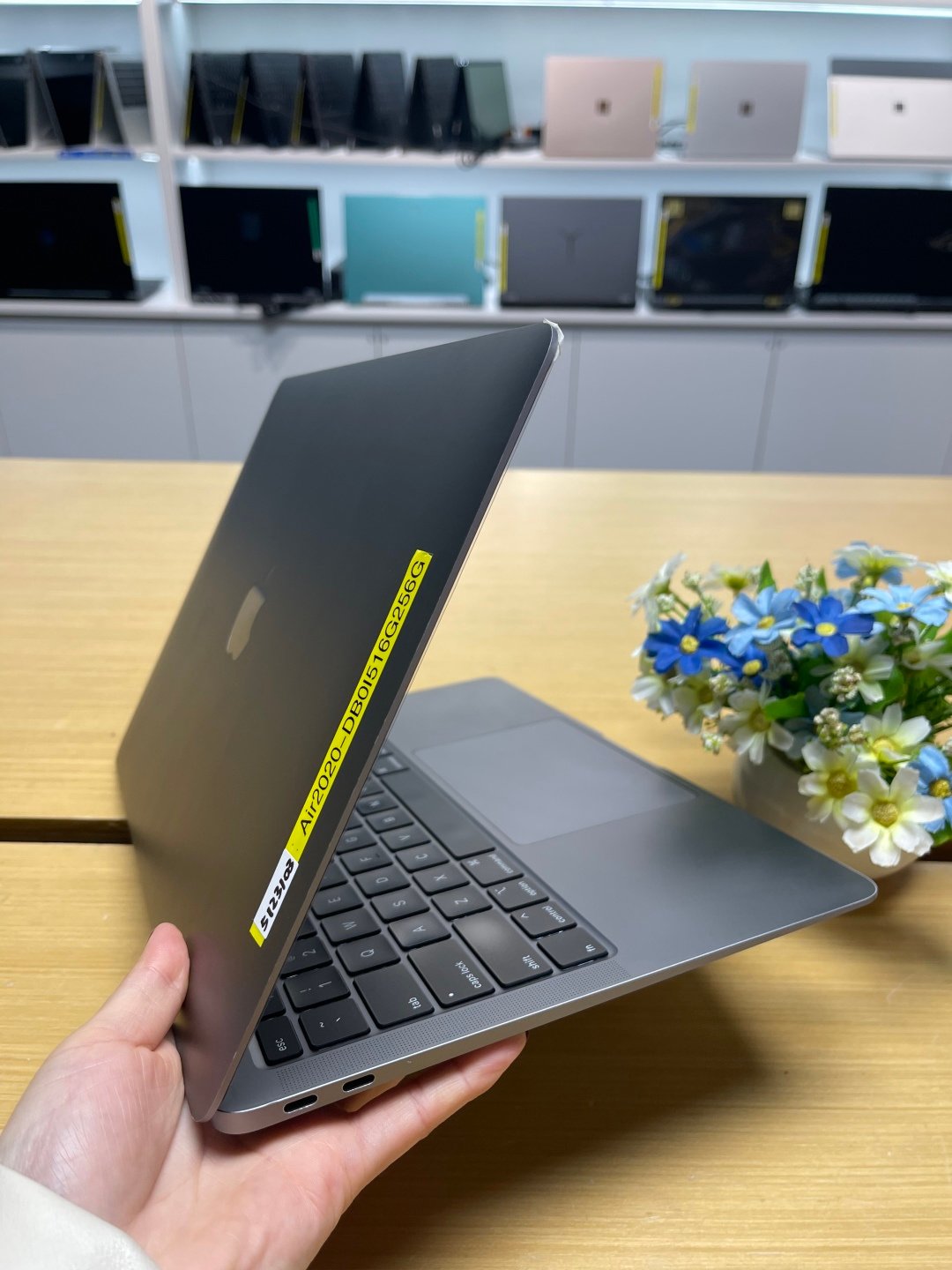 MacBook Air 2020 13inch i5 16gb ram SSD 256gb thumbnail