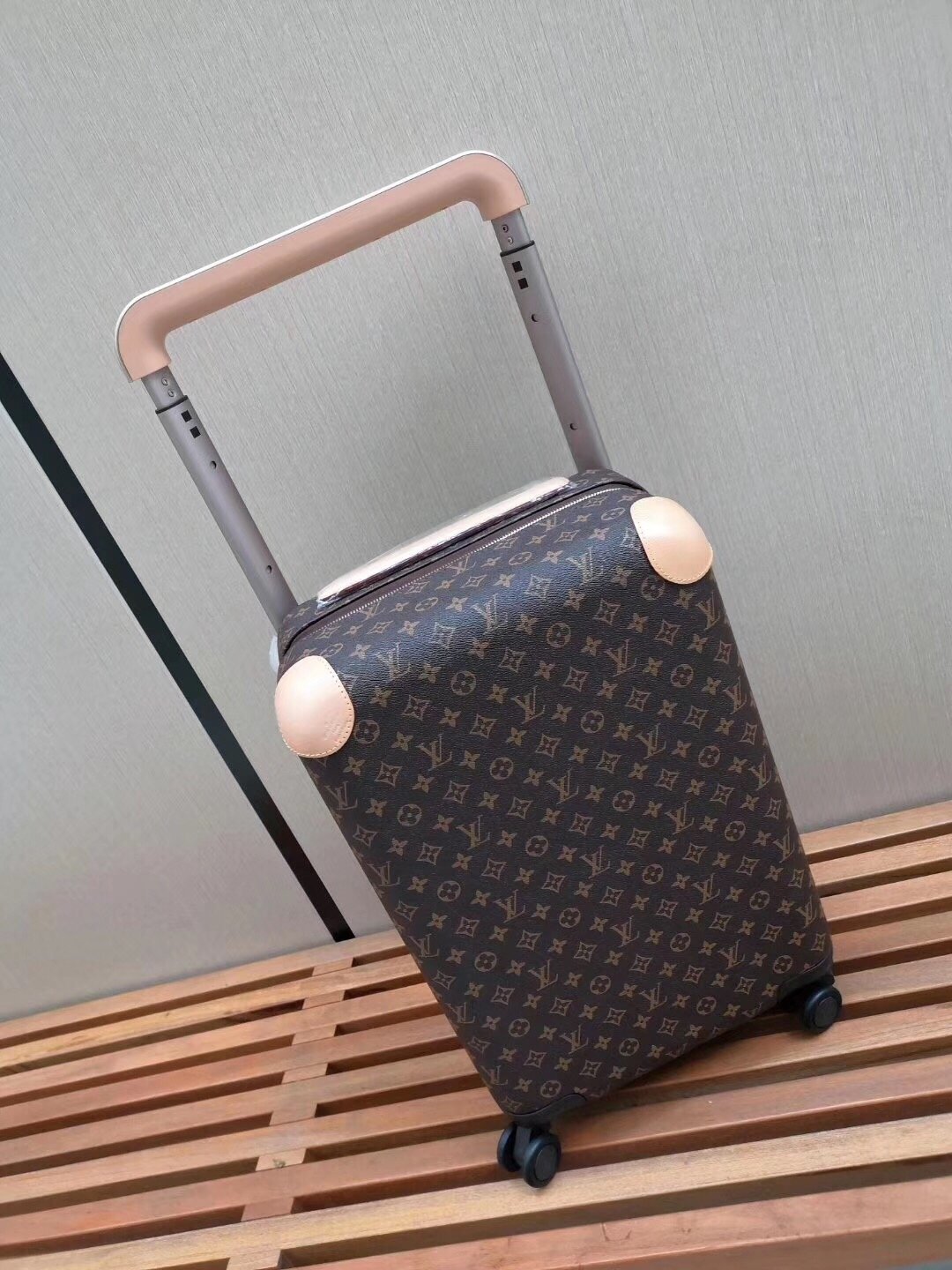 Louis Vuitton Horizon rolling suitcase 100% original
