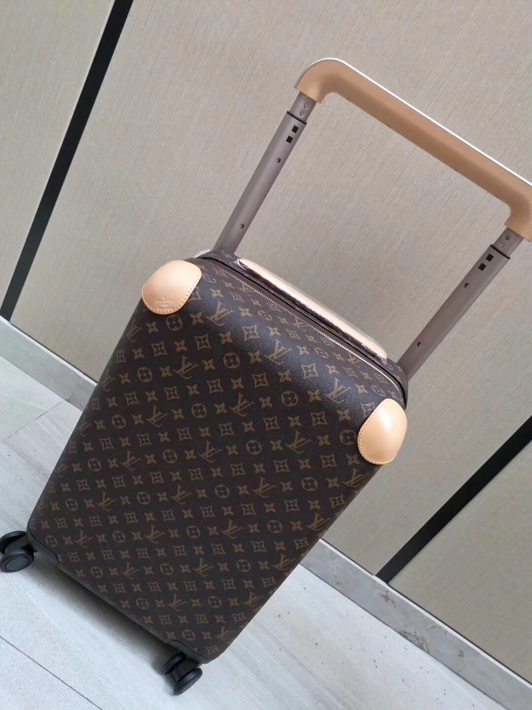 Louis Vuitton Horizon rolling suitcase 100% original thumbnail