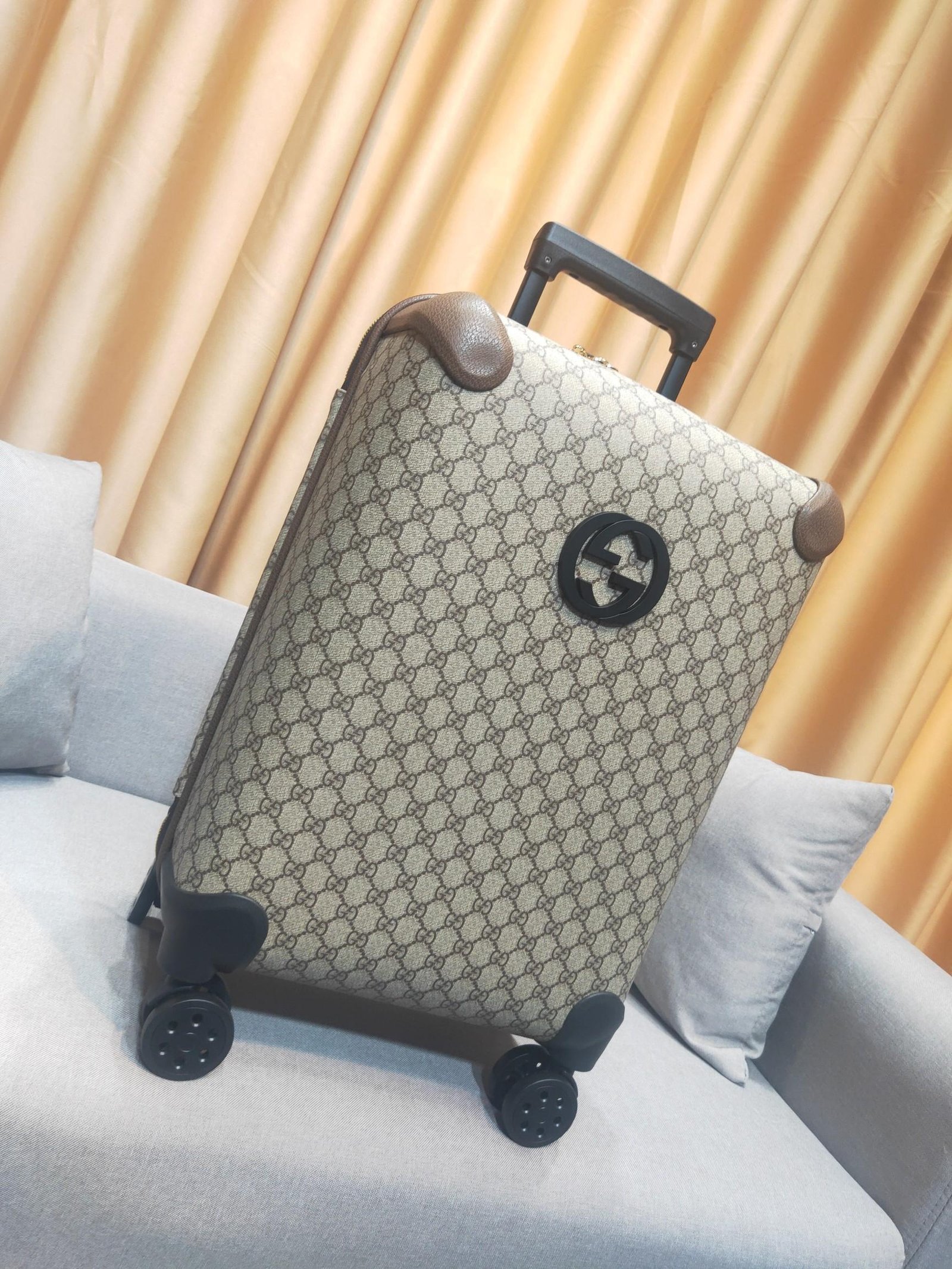 Gucci GG Supreme Carry Case, model 189755 100% original thumbnail