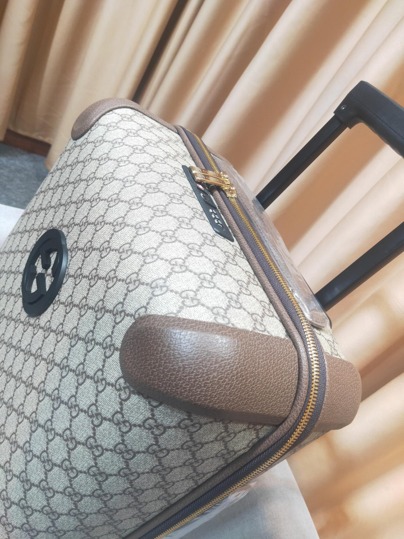 Gucci GG Supreme Carry Case, model 189755 100% original thumbnail