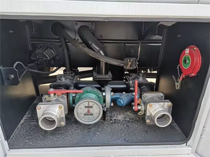 10000 - 12000 Liter diesel Tanker HOWO Fuel tank Truck